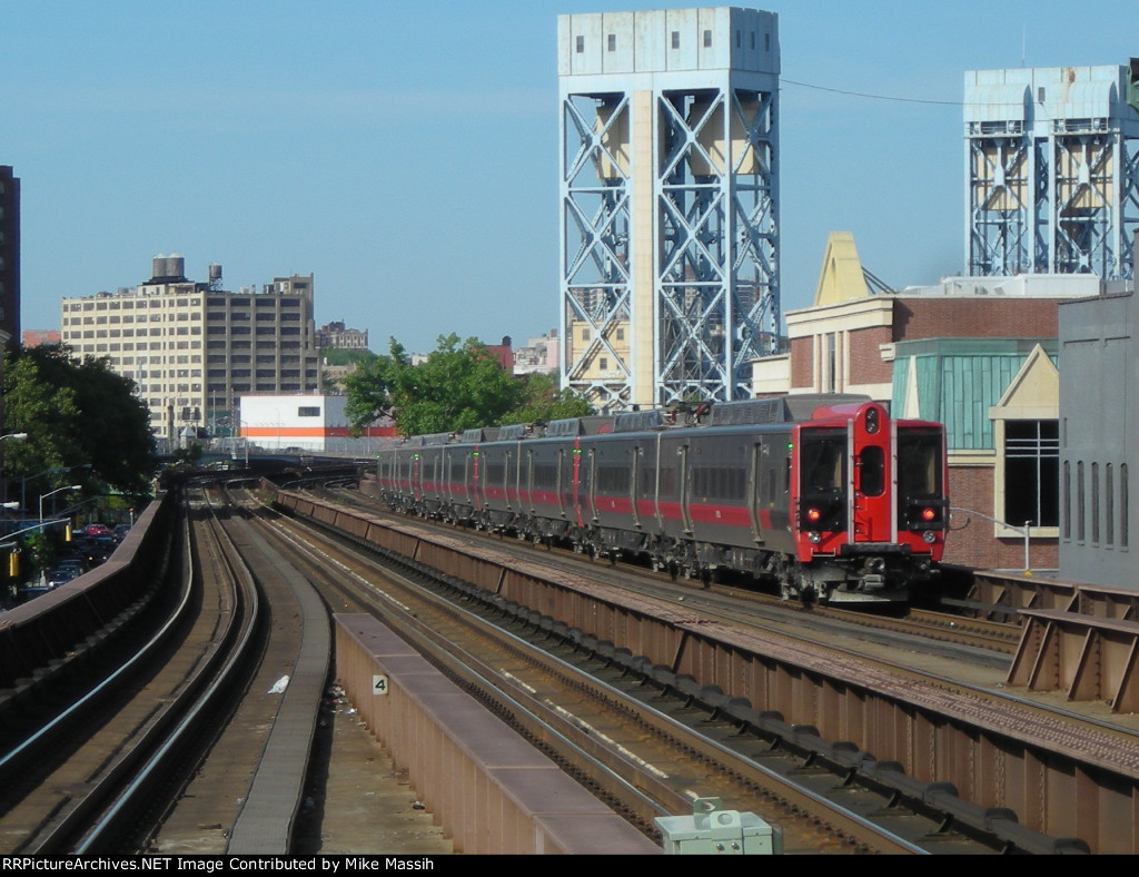  EB M8s leaving with the Harlem River bridge in the background