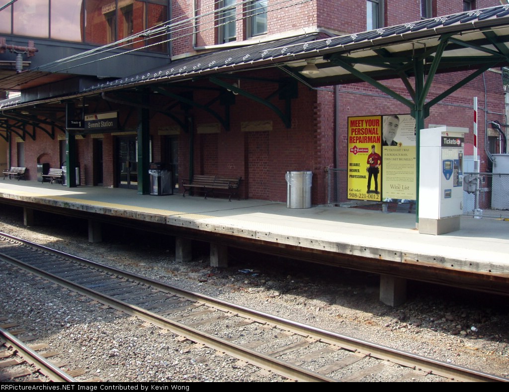 Westbound wall platform