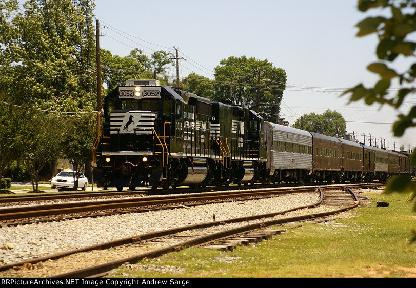 The NS 3032 and slug pull the rain back to Spring Street