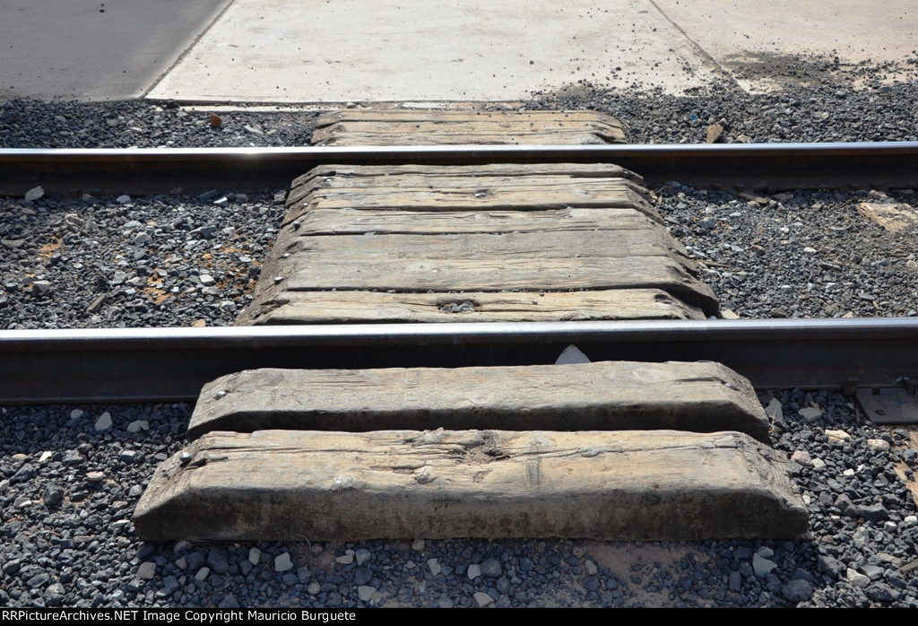 Benjamin Hill Station, Line T-150 pedestrian crossing