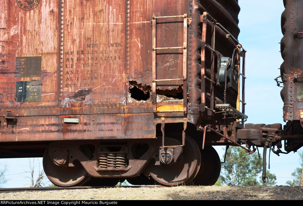 FXE Box car ex NdeM rusted