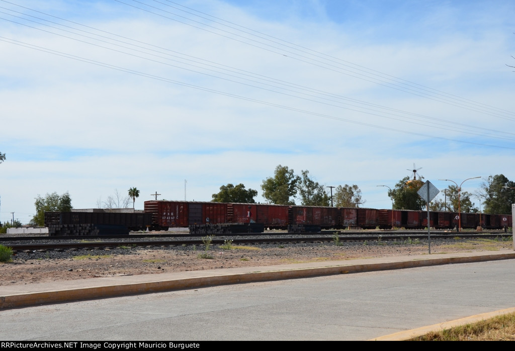 FXE Gondola and Box cars in Benjamin Hill