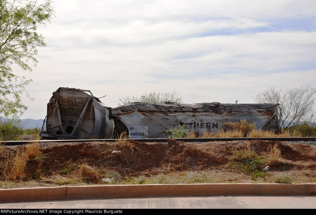 SP Covered Hoppers crashed