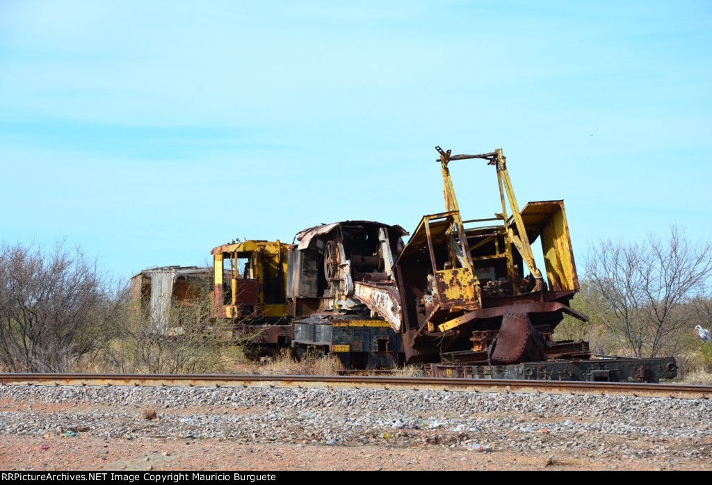 MoW equipment in rail car cementery