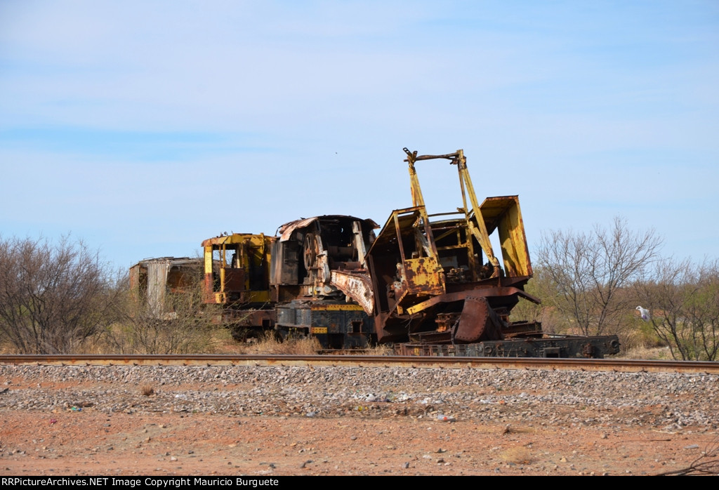 MoW equipment in rail car cementery