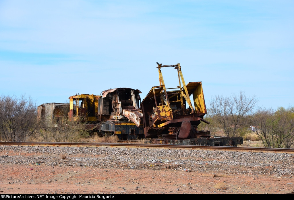 MoW equipment in rail car cementery