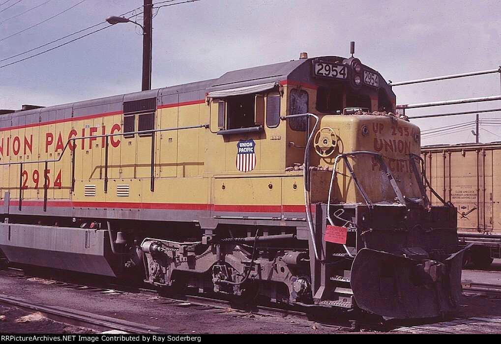 UP 2954 after hitting potato truck. Note debris under cab window, those are not rocks