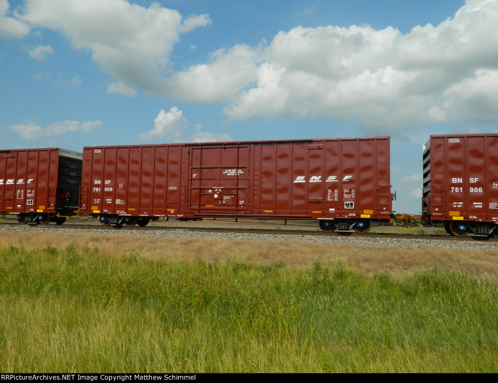 New BNSF Hi-Cube Box Car - 5