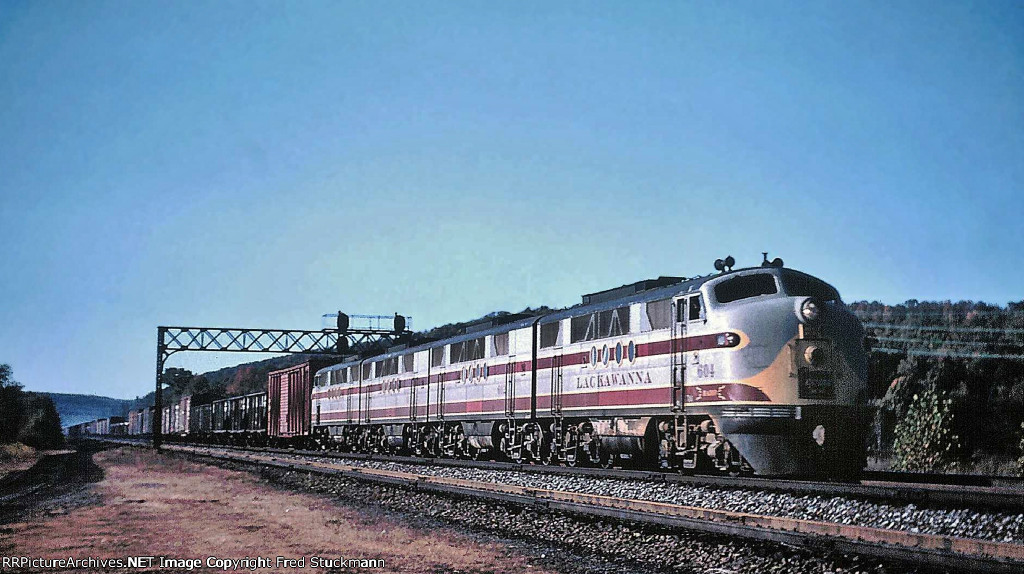 DLW 604 leads an all FT ABBA set.