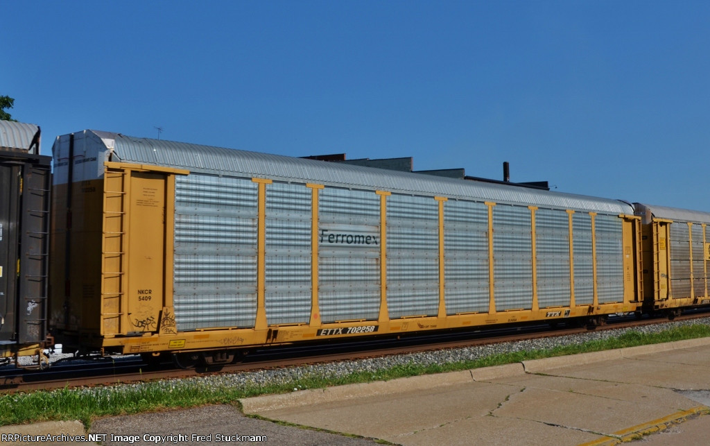 ETTX 702258 has come to us through NAFTA, a nice looking van.