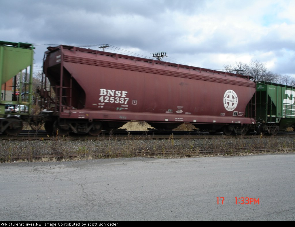 BNSF 425337 Covered Hopper EB
