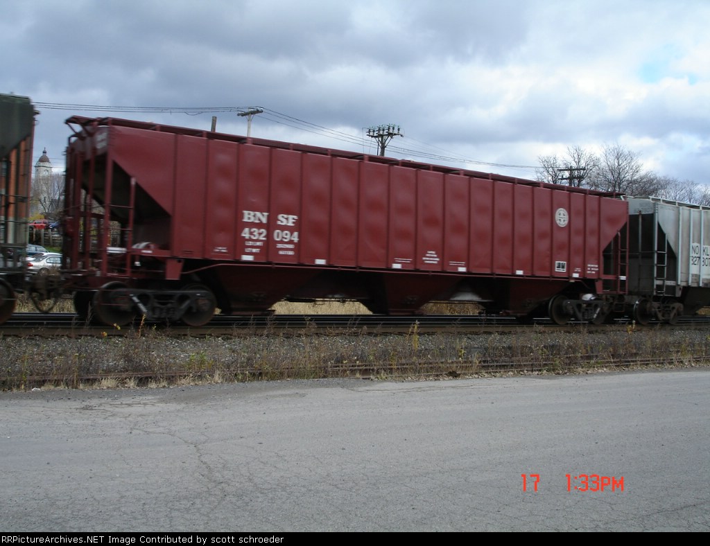 BNSF 432094 Covered Hopper EB