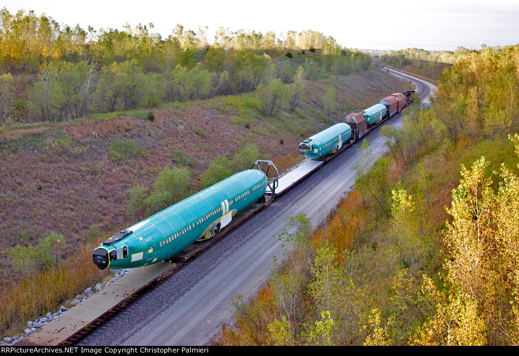 BNSF 800037 (Idler) and BNSF 800106 Carry a Boeing Fuselage
