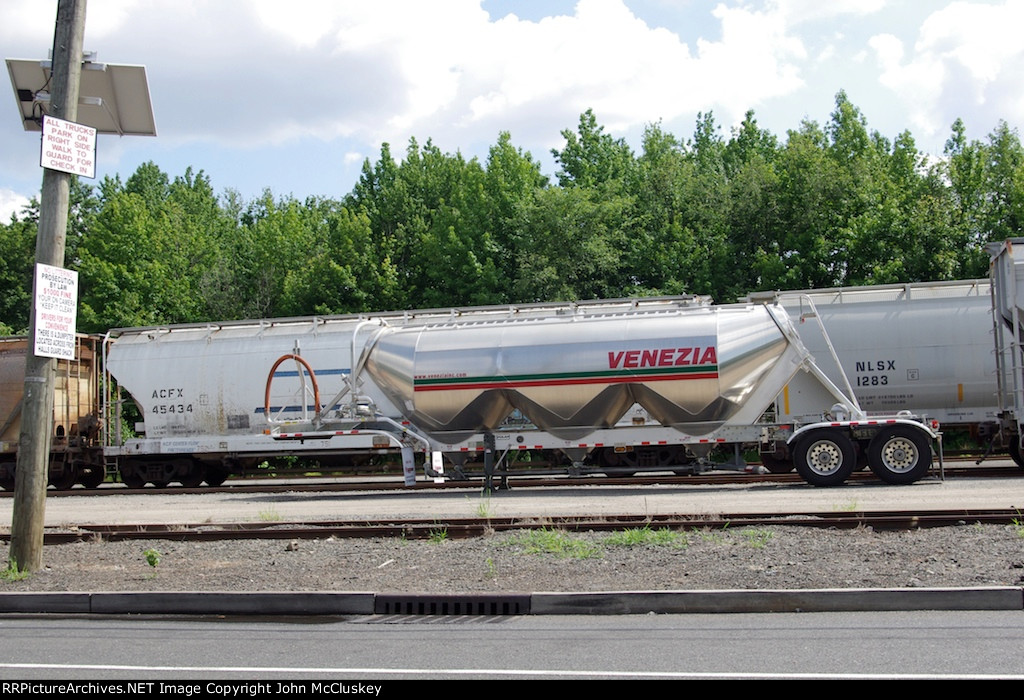 ACFX 45434 at transload terminal