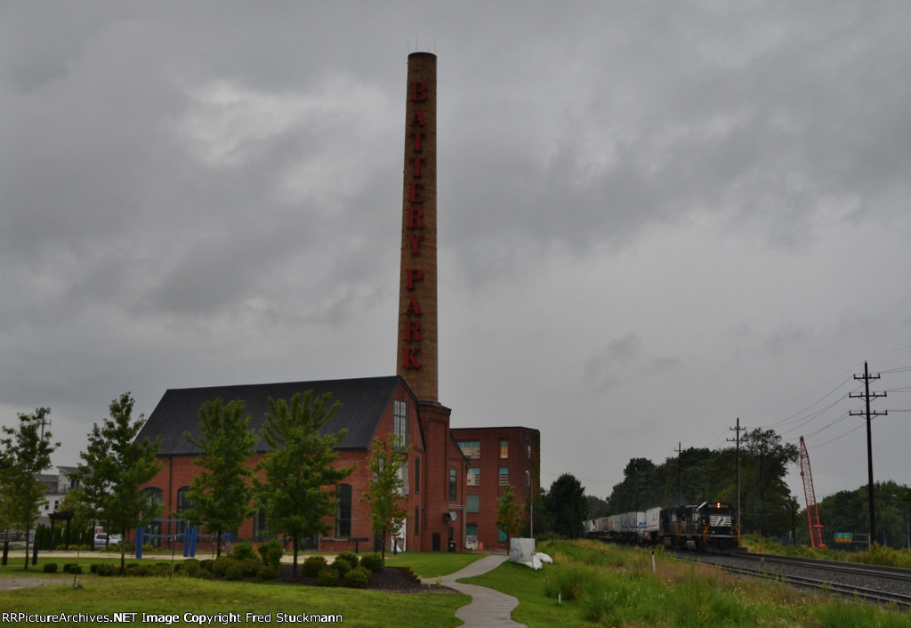 NS 2517 pulls east past the old Eveready complex.
