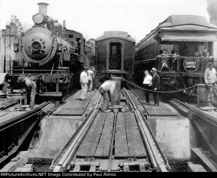 SP Mastodon loading cars