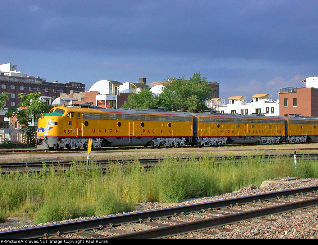 UP 951, 963B, waiting to depart with the Aksarben Special 