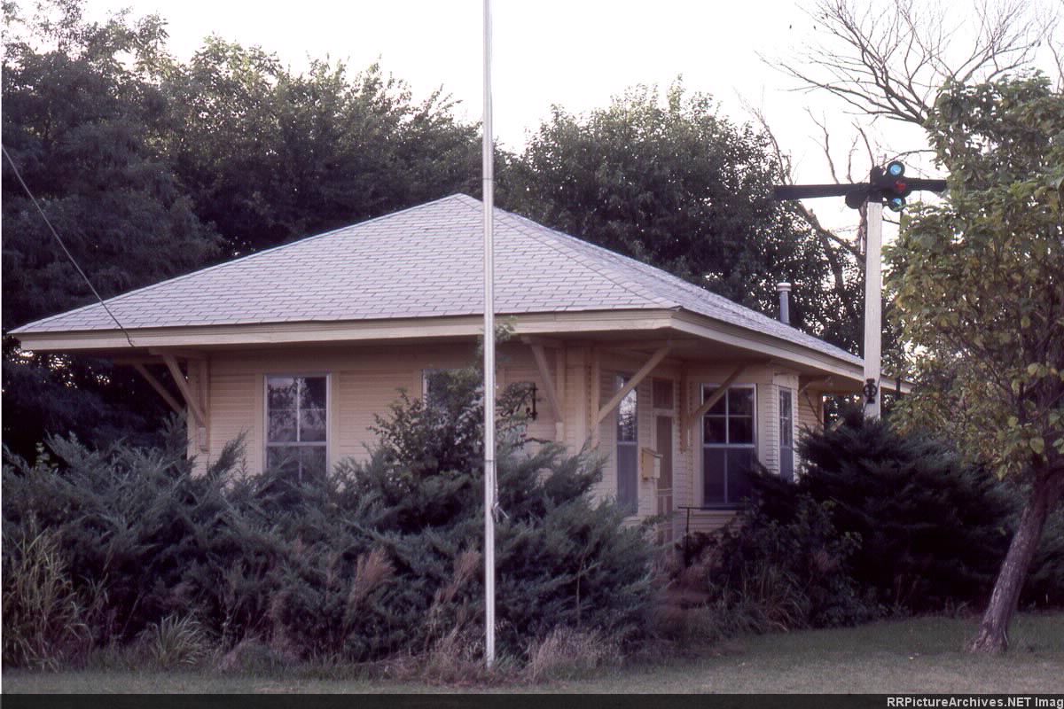 Former KCMO Milton KS depot
