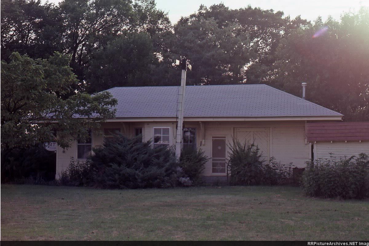 Former KCMO Milton KS depot