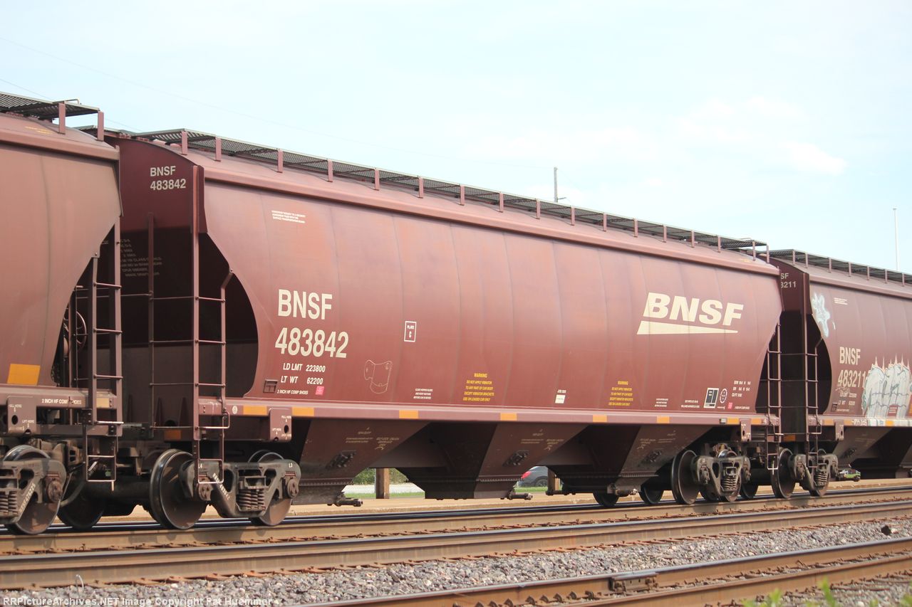 BNSF 483842