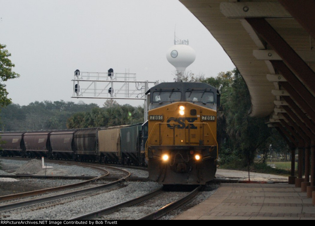 CSX 7891 leads a SB Manifest through Ocala past the old Amtrak Station.