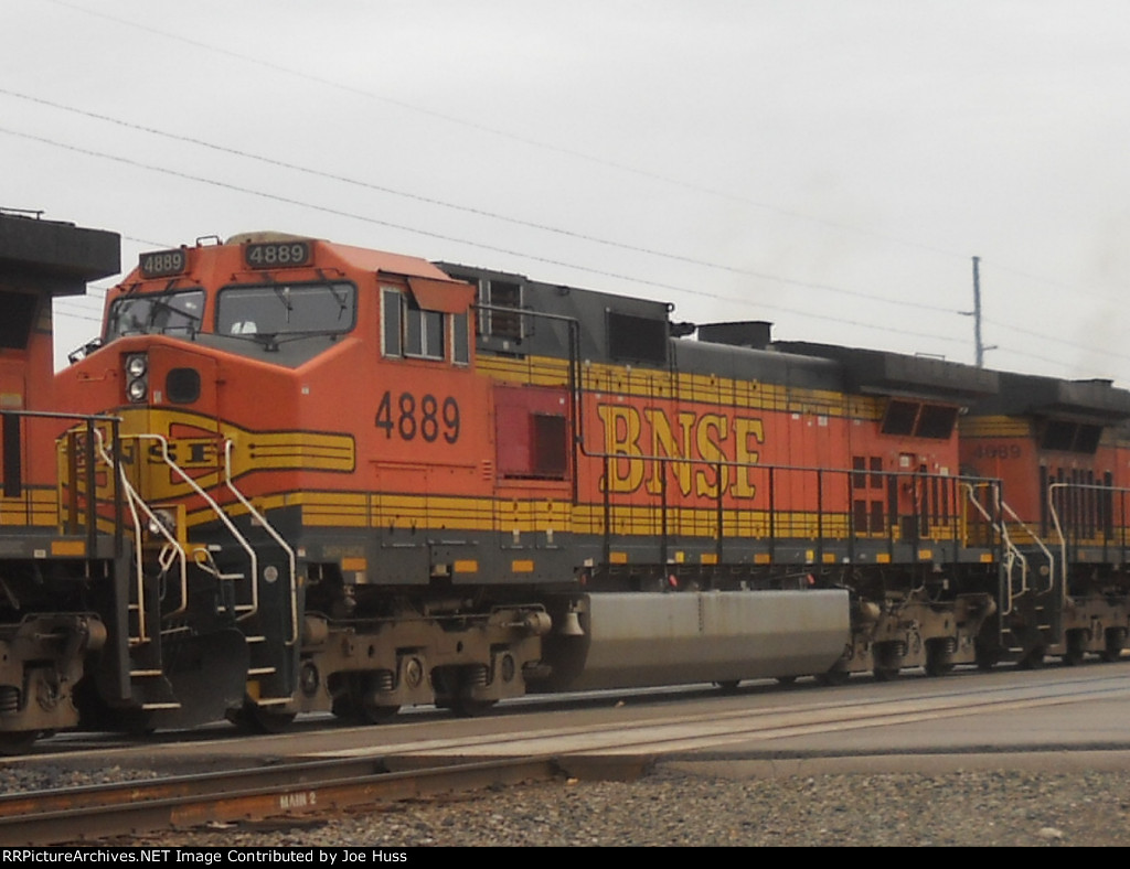 BNSF 4889