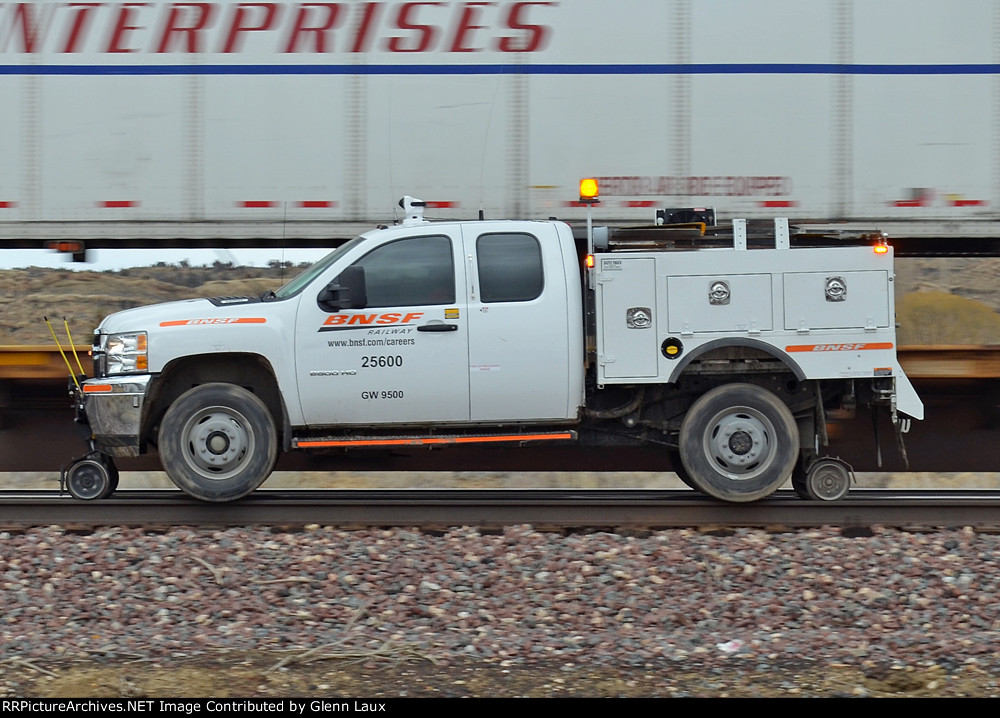 BNSF 25600 rolls westbound