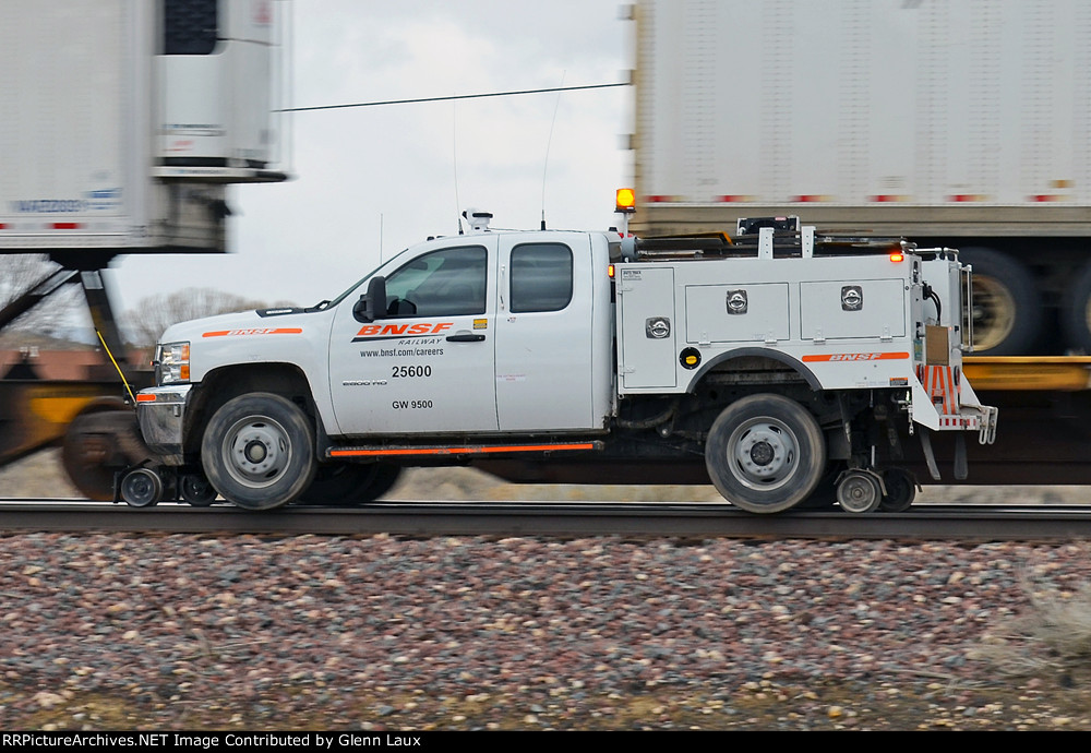 BNSF 25600 rolls westbound