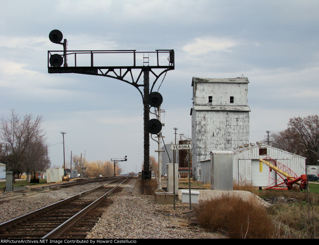 All is quiet as the EAS cantiliever style protects the crossovers at Verona Ill