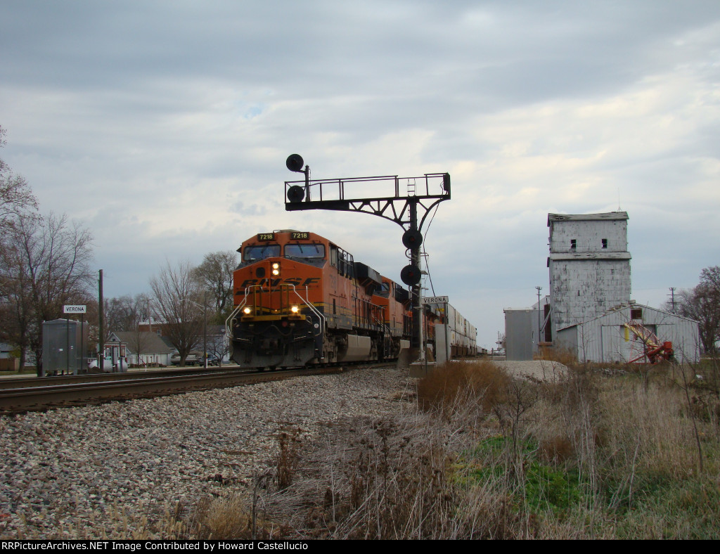 BN 7218 rattles the ground and through the EAS cantiliver at Veronia Ill