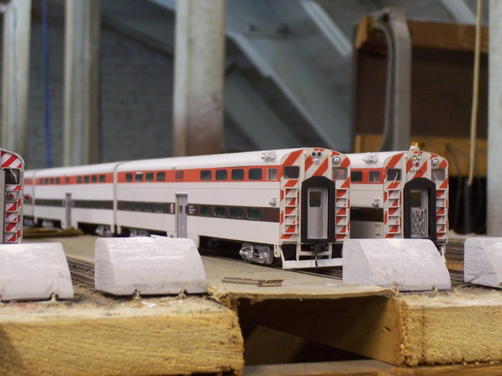 metra 8700 and 8727 rest in dowtowm for the long pm rush