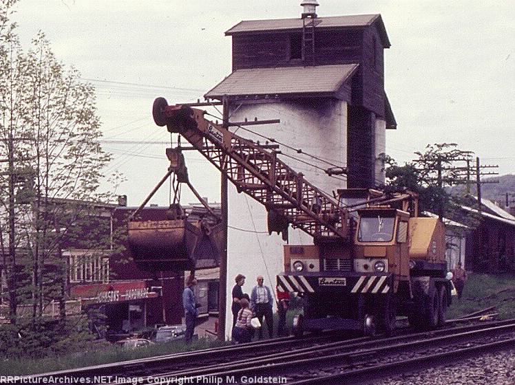  HiRail cllmshell bucket derrick for refueling of "D&H #302" (Reading #2102)