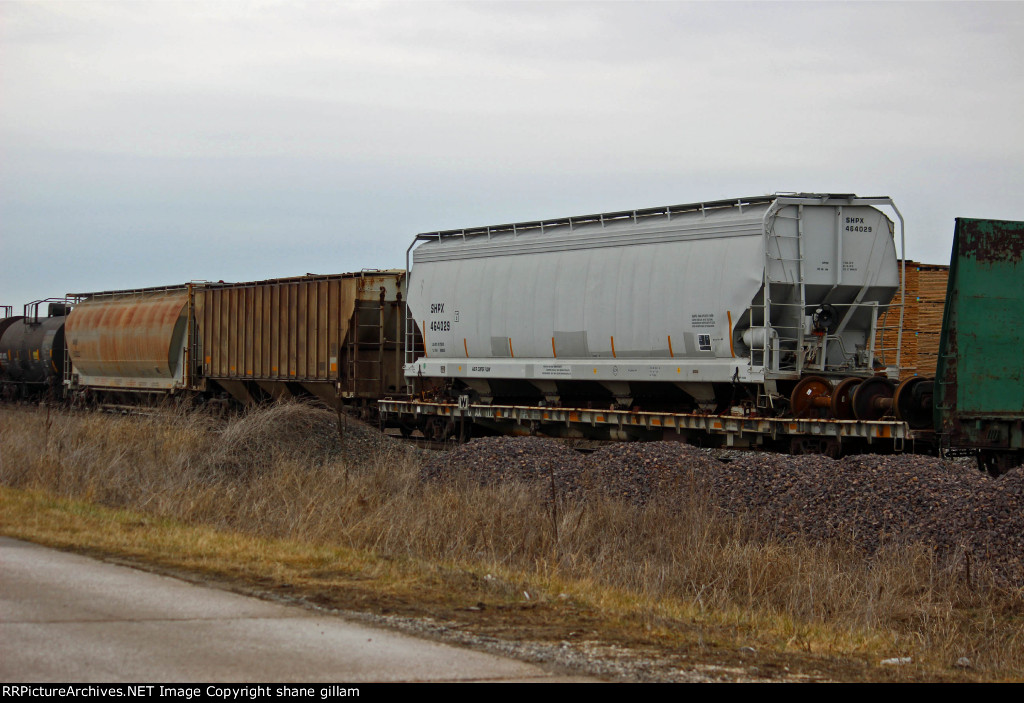 QUAX 1105 Has a grain car on it.