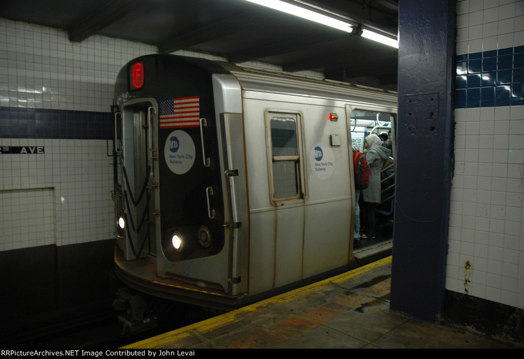 R160s on the F Train at 2nd Ave Stop