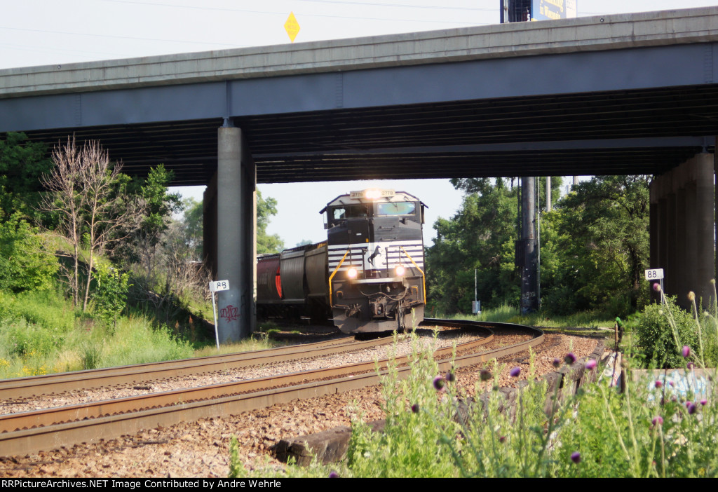 NS 2778 rounds the bend under the Interstate bridge with WB MT grain train CP 391