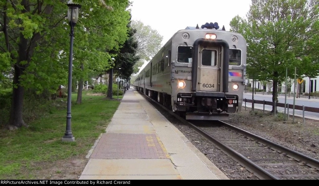 Train 2122 Departing