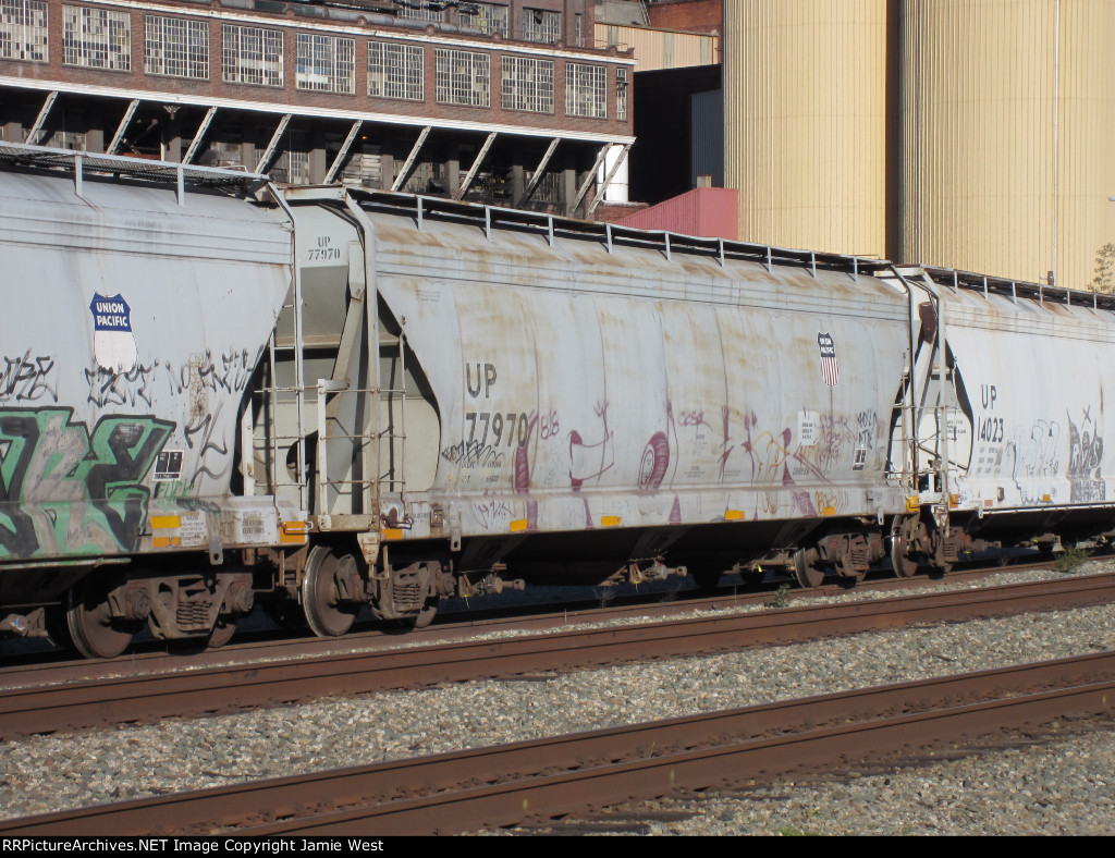 Covered Hopper Cars in Crockett (UP 77970 and UP 14023)
