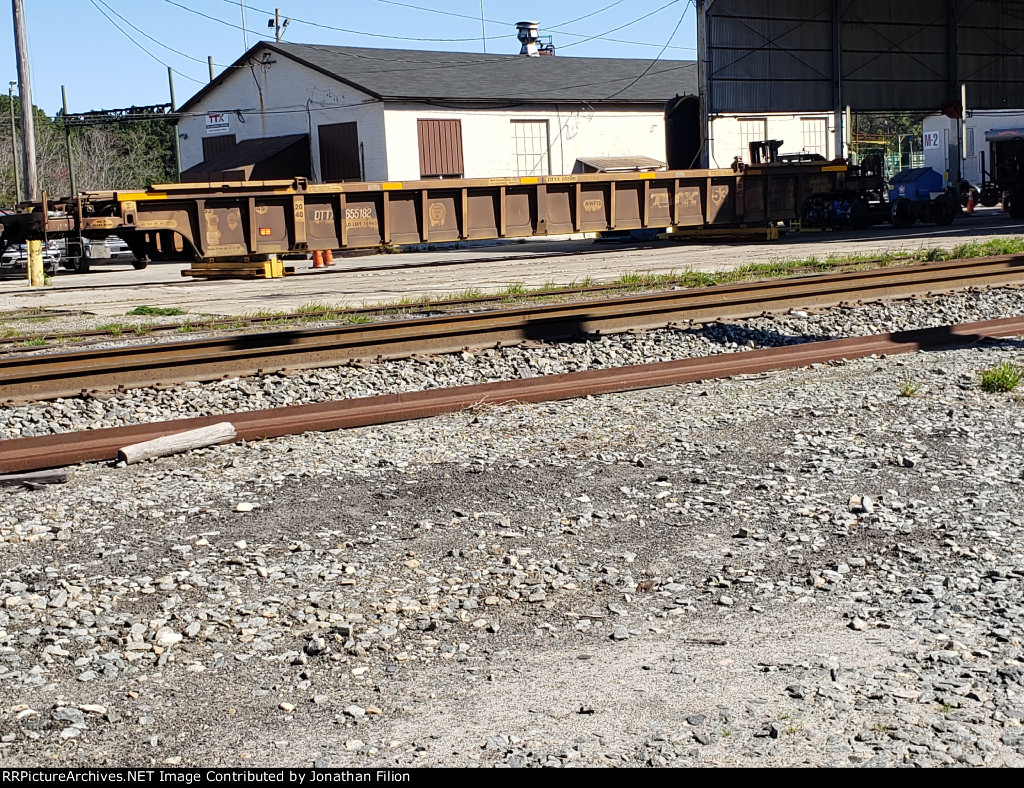 DTTX 655182 getting some work done at NS's Simpson Yard 
