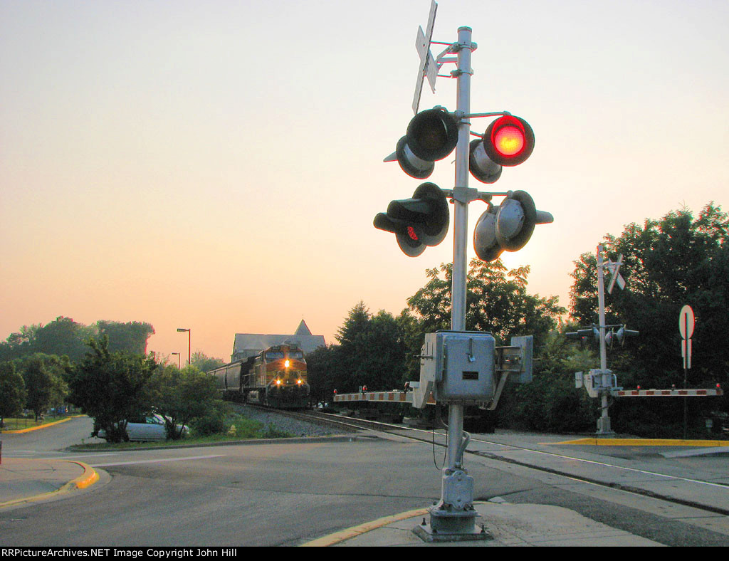 130710026 Eastbound BNSF manifest approaches Barry Ave crossing at sunset
