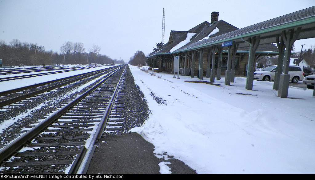 Looking westbound along the platform.