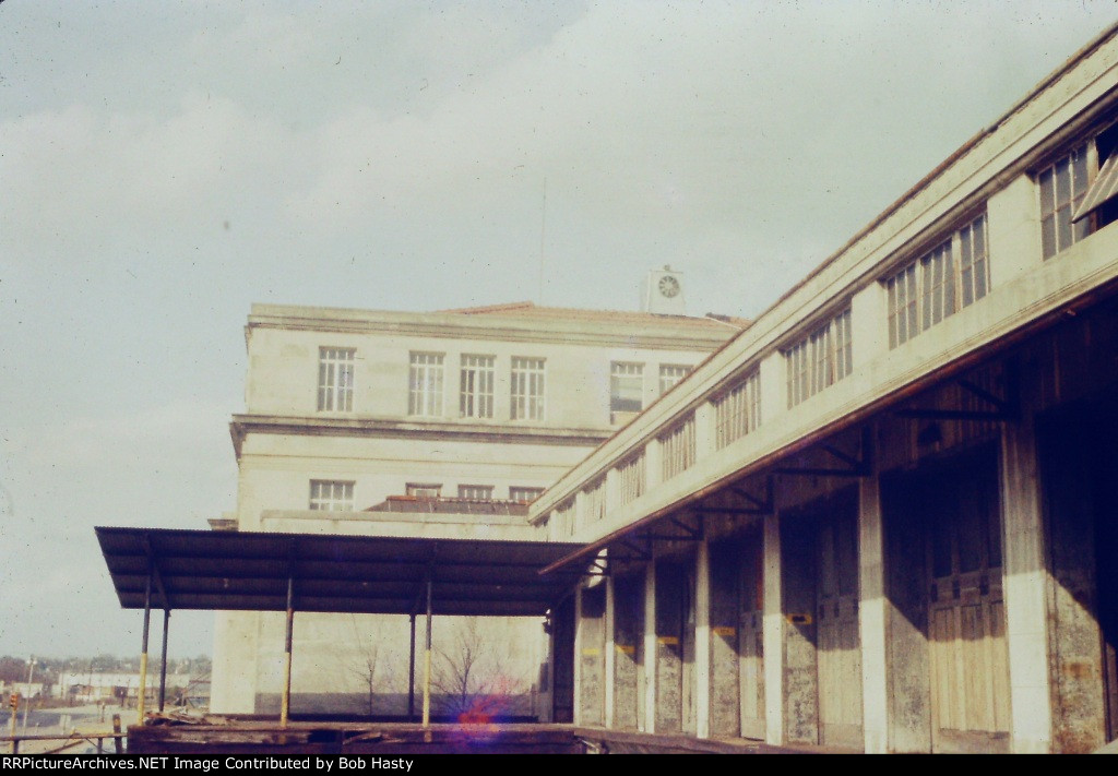 REA Express and Mail dock