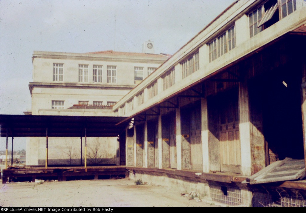 REA Express and Mail dock