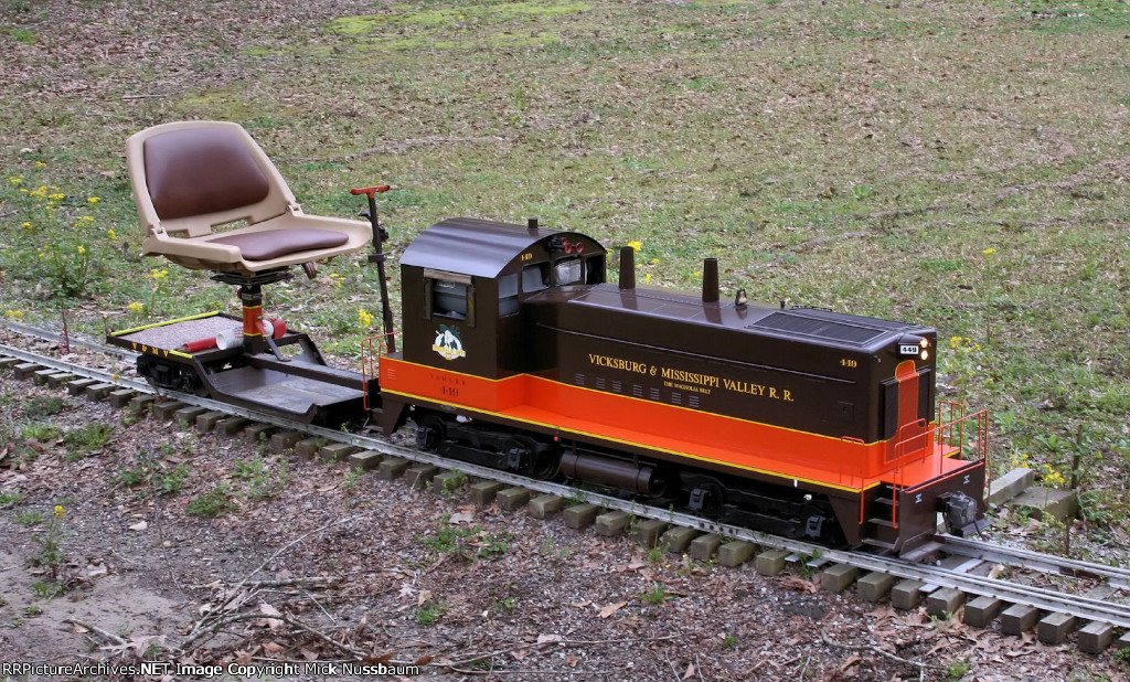 V&MV #449 with riding car