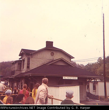 With open-air cars coupled the excursion leaves