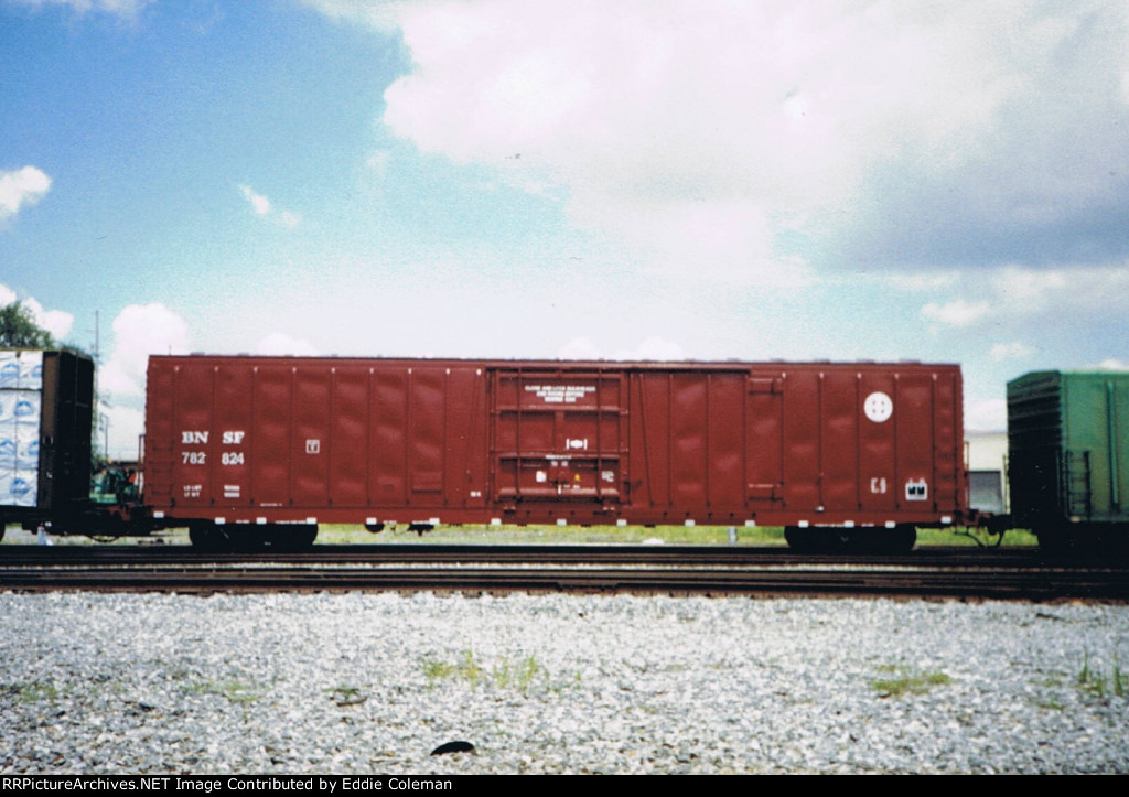 BNSF 782824 (Blurry pic)
