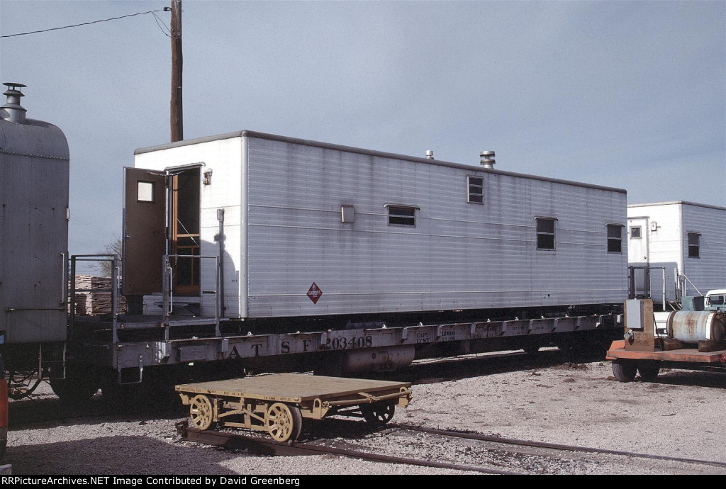 ATSF Bunk Car on Flat 203408