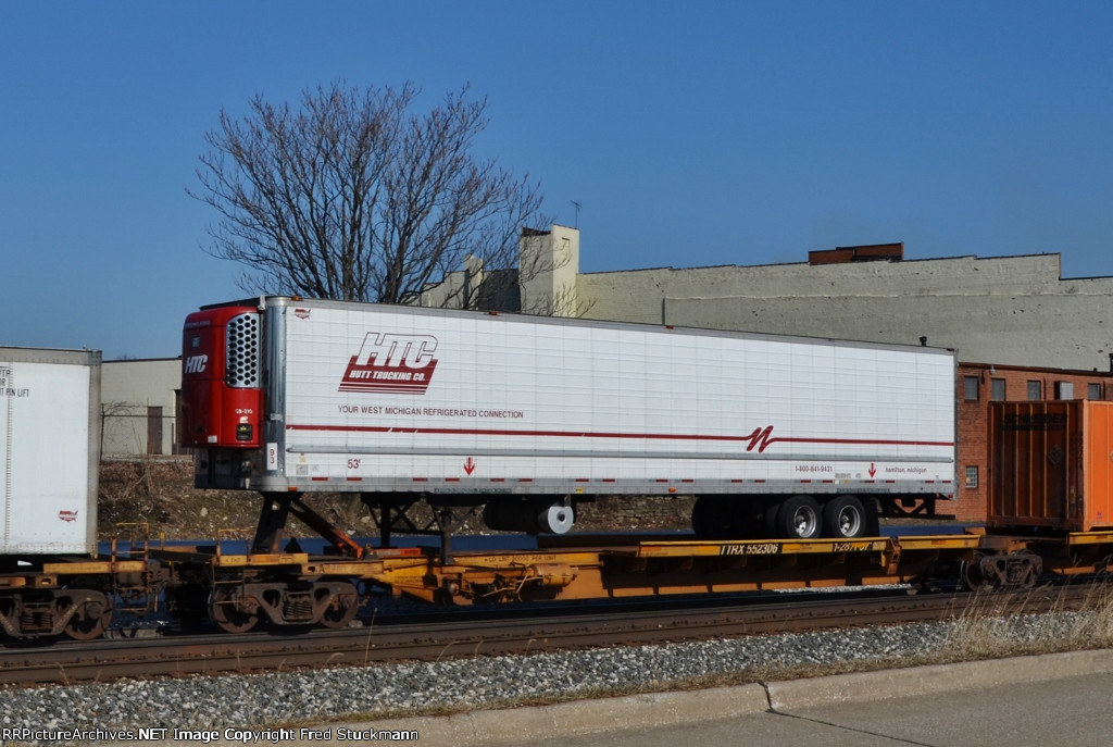 TTRX 552306 carries a nice looking trailer.