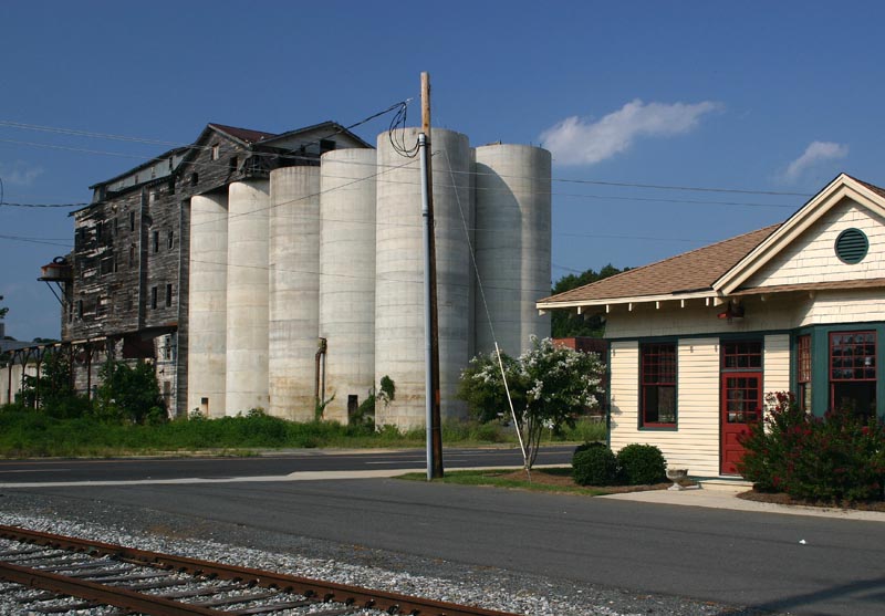 Unique Grain Elevator / Apartment Combo!!
