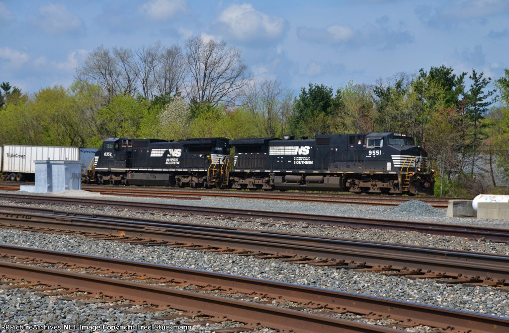 NS 8352 & 9551 Roadrailer east. 