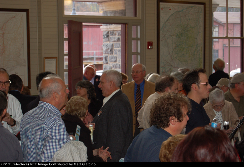 Crowd gathered for press confrence